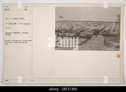 Deutsche Kriegsgefangene, die für den Straßenbau benutzt wurden und auf dem amerikanischen Friedhof in Romagne, Frankreich, Mist legten. Dieses Foto wurde am 25. Mai 1919 vom Signalkorps aufgenommen und zeigt die Bemühungen, den Friedhof wieder aufzubauen und zu erhalten. Stockfoto