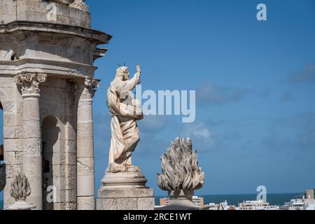 Jesus-Statue auf der Spitze der Cadiz-Kathedrale - Cadiz, Andalusien, Spanien Stockfoto