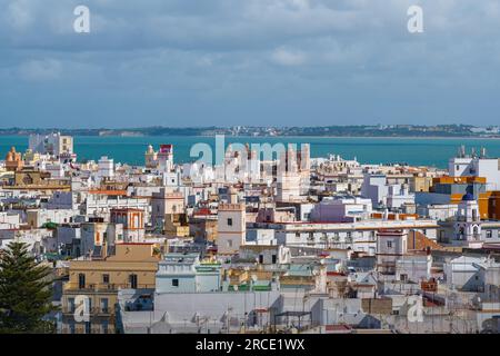 Luftaufnahme von Cadiz mit vielen Türmen - Cadiz, Andalusien, Spanien Stockfoto