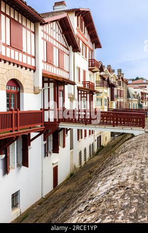 Traditionelle baskische Häuser, bekannt als „Botkia“, mit lebendigen Farben und charakteristischen Fachwerkfassaden. Promenade, Saint-Jean-de-Luz, Frankreich Stockfoto