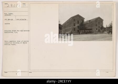 Ein Foto, das am 18. Oktober 1918 aufgenommen wurde, zeigt Pvt. Lubbe am Union Station Plaza, Washington, D.C. Das Bild zeigt ein fast fertiggestelltes Gebäude, das für Kriegsarbeiter gebaut wurde. In ausgestellten Hinweisen ist die Identifikationsnummer des Fotos als 23082 angegeben. Stockfoto