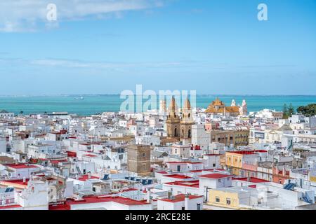 Luftaufnahme von Cadiz mit der Kirche San Antonio de Padua und der Kirche Nuestra Senora del Carmen - Cadiz, Andalusien, Spanien Stockfoto