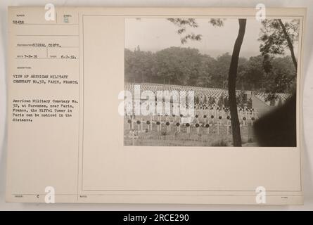 Blick auf den amerikanischen Militärfriedhof Nr. 32 in Paris, Frankreich. Das Foto wurde am 2. Juni 1919 aufgenommen und zeigt den Friedhof in Suresnes, nahe Paris, mit dem prominenten Eiffelturm im Hintergrund. Dieses Foto ist Teil der Sammlung des Signalkorps der US-Armee. Stockfoto