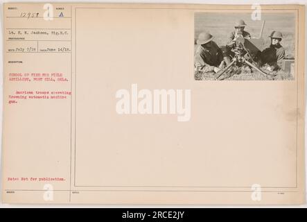 Amerikanische Soldaten in Fort Sill, Oklahoma, üben mit einem automatischen Maschinengewehr von Browning. Dieses Foto wurde am 14. Juni 1918 von LT. E.N. aufgenommen Jackson vom Signal Reserve Corps als Teil einer Aufklärungsmission. Sie war nicht zur Veröffentlichung vorgesehen. Stockfoto