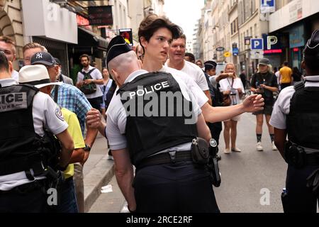 Paris, Frankreich. 14. Juli 2023. Vor dem Betreten der Champs-Elysées, wo am Freitag, den 14. Juli 2023, die Militärparade zum Bastille-Tag in Paris, Frankreich, stattfindet, werden die Menschen von Sicherheitskräften durchsucht. Frankreich hat die Sicherheitsmaßnahmen für die jährlichen Feierlichkeiten des Landes nach den Unruhen verschärft. Foto: Maya Vidon-White/UPI Credit: UPI/Alamy Live News Stockfoto