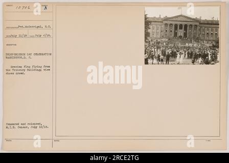 4. Juli 1918 - Unabhängigkeitstag in Washington, D.C. Eine griechische Flagge kann man vom Treasury Building aus sehen, umgeben von einer großen Menschenmenge. Dieses Foto wurde von Gefangener McGarrigal, S.C. aufgenommen und vom M.I.B. zensiert und freigegeben Zensor am 12. Juli 1918. Stockfoto