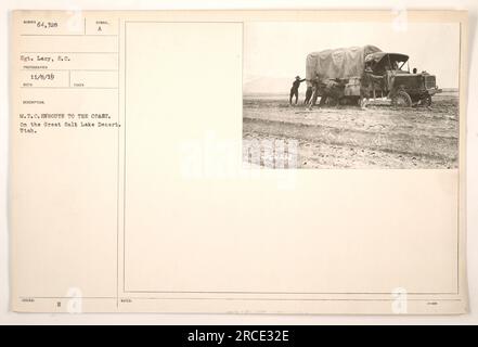 Soldaten des Motor Transport Corps (M.T.C.) werden auf Reisen in der Great Salt Lake Desert in Utah gesehen. Sie sind auf dem Weg zur Küste für militärische Aktivitäten. Dieses Foto wurde am 8. November 1916 von Sergeant Lacy, S.C. aufgenommen und mit der Beschreibung "M.T.C. Auf dem Weg zur Küste. Stockfoto