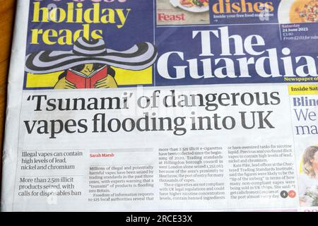 "Tsunami gefährlicher Dämpfe überschwemmt Großbritannien" Guardian Zeitung Schlagzeile Titelseite Chinesisches illegales Dampfen importiert Produkte 24. Juni 2023 London Großbritannien Stockfoto