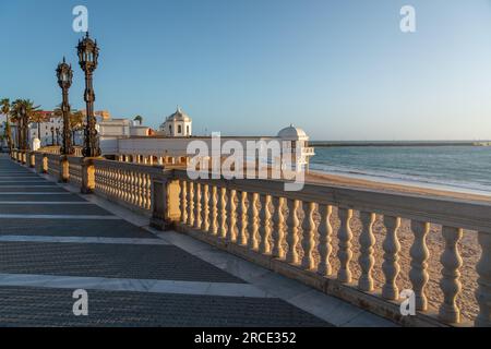 La Caleta Beach und Balneario de la Palma Gebäude - Cadiz, Andalusien, Spanien Stockfoto