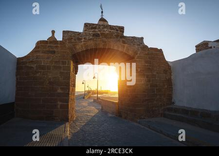 Puerta de la Caleta (La Caleta Gate) bei Sonnenuntergang - Zugang zur Burg San Sebastian - Cadiz, Andalusien, Spanien Stockfoto