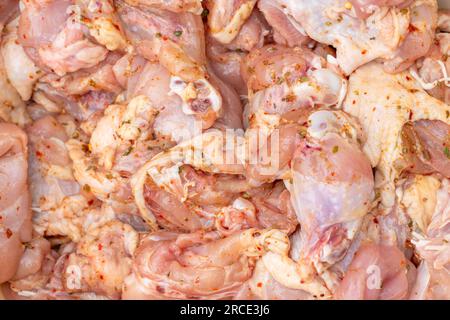 Blick von oben auf gewürztes Hühnerfleisch, zubereitet für Barbecue Stockfoto