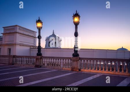 Balneario de la Palma Gebäude am Strand La Caleta bei Sonnenuntergang - Cadiz, Andalusien, Spanien Stockfoto