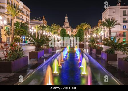 Plaza de San Juan de Dios mit Cadiz Rathaus und beleuchtetem Brunnen bei Nacht - Cadiz, Andalusien, Spanien Stockfoto