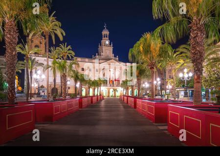 Cadiz Rathaus am Plaza de San Juan de Dios bei Nacht - Cadiz, Andalusien, Spanien Stockfoto