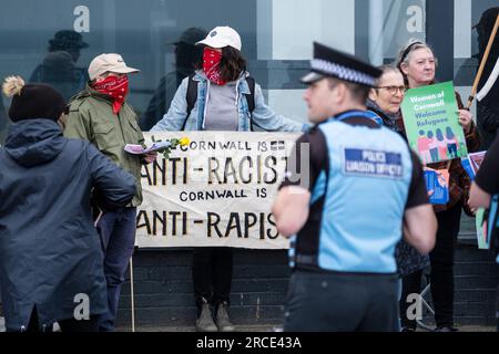 Demonstranten versammeln sich vor dem Beresford Hotel zur Unterstützung von Asylbewerbern in Newquay in Cornwall im Vereinigten Königreich. Stockfoto