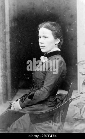 Seitenprofil-Porträt einer jungen Dame im dunklen Kleid, sitzend. Originalfoto von W. Daynes, Porträt-, Landschafts- und Tierfotograf aus dem Jahr 97, Railway Terrace, Rugby. Aus einer Sammlung viktorianischer Carte de Visite Fotografien aus den 1890er Jahren. Carte de visite ist ein französischer Begriff, der auf Englisch als „Visitenkarte“ bezeichnet wird. Normalerweise wurde ein Fotodruck aus Albumen von etwa 54 x 89 mm auf einer etwas größeren Karte angebracht. In einigen Fällen haben die Verwüstungen der Zeit ihren Tribut gefordert. Stockfoto