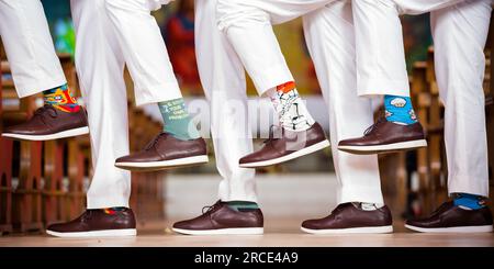 Glückliche Socken, weiße Hosenschuhe, Groomsman, Trauzeugen und bester Mann zeigen Hochzeitsdetails, Accessoires in Kenia von Antony Trivet, Hochzeitsfotograf Stockfoto