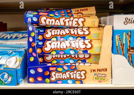 Italien - 13. Juli 2023: Smarties in recycelbaren Papierverpackungen in einer Pappschachtel mit dem Slogan „Recycle me“ auf dem Regal eines italienischen Rabatts Stockfoto