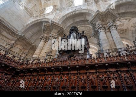 Cadiz, Spanien - 9. April 2019: Chor und Orgel in der Kathedrale von Cadiz - Cadiz, Andalusien, Spanien Stockfoto