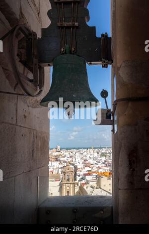 Glocke am Glockenturm der Kathedrale von Cadiz - Cadiz, Andalusien, Spanien Stockfoto