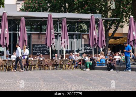 Bonn, Deutschland - 22. Mai 2023 : Blick auf ein beliebtes ganztägig geöffnetes Bistro-Restaurant mit Außenterrasse im Zentrum von Bonn Stockfoto