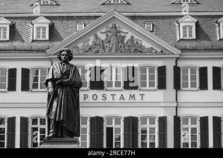 Bonn, Deutschland - 22. Mai 2023 : Blick auf die Statue von Ludwig van Beethoven und das Deutsche Postgebäude im Hintergrund in Bonn Deutschland Stockfoto