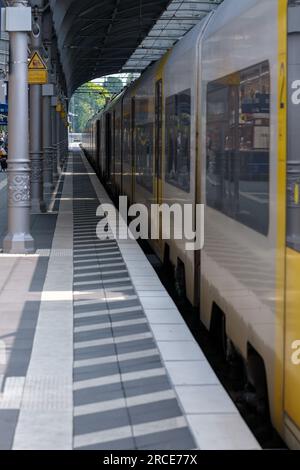 Bonn, Deutschland - 22. Mai 2023 : Blick auf einen Zug, der bereit ist, den Hauptbahnhof von Bonn zu verlassen Stockfoto