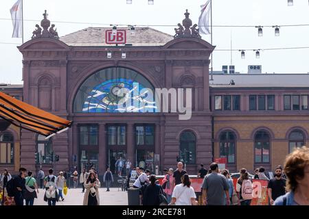 Bonn - 22. Mai 2023 : Panoramablick auf den Hauptbahnhof Bonn Stockfoto