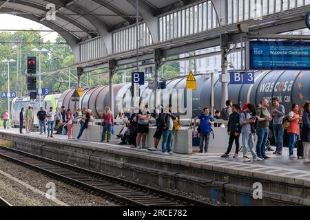 Bonn, Deutschland - 22. Mai 2023 : Blick auf verschiedene Menschen, die am Hauptbahnhof von Bonn warten Stockfoto