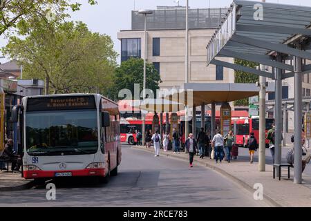 Bonn, Deutschland - 22. Mai 2023 : Blick auf die zentrale Bushaltestelle in Bonn Stockfoto