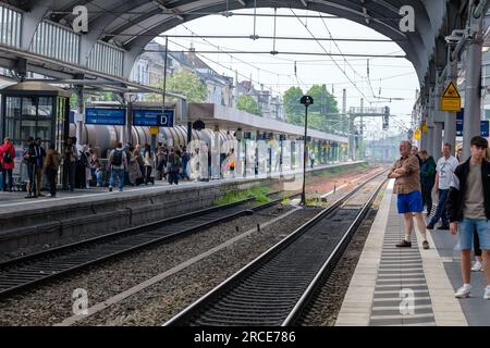 Bonn, Deutschland - 22. Mai 2023 : Blick auf verschiedene Menschen, die am Hauptbahnhof von Bonn warten Stockfoto