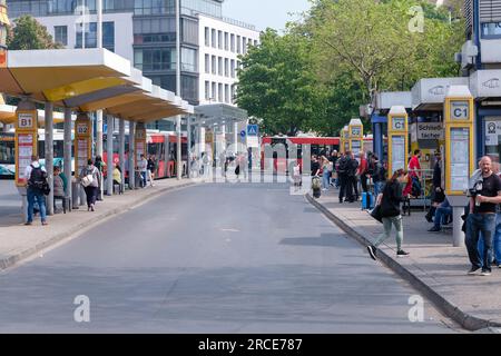 Bonn, Deutschland - 22. Mai 2023 : Blick auf die zentrale Bushaltestelle in Bonn Stockfoto