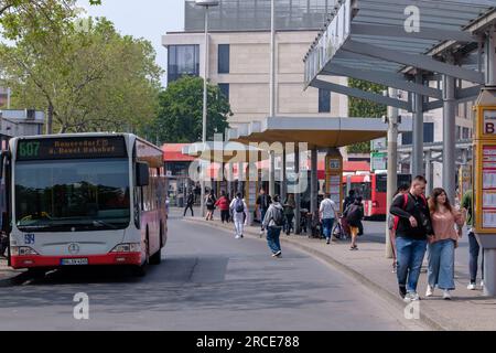 Bonn, Deutschland - 22. Mai 2023 : Blick auf die zentrale Bushaltestelle in Bonn Stockfoto