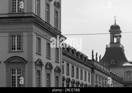 Bonn, Deutschland - 22. Mai 2023 : Blick auf die wunderschöne Architektur der Universität Bonn in Schwarz und Weiß Stockfoto