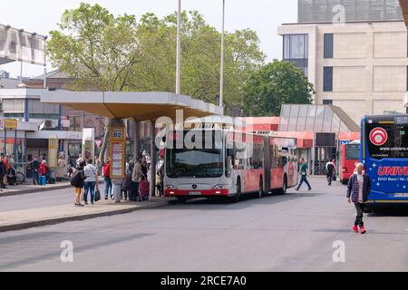 Bonn, Deutschland - 22. Mai 2023 : Blick auf die zentrale Bushaltestelle in Bonn Stockfoto