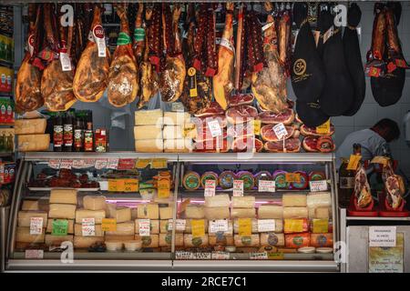 Marktstand mit Stücken Jamon iberico (iberischer Schinken) und Käse - Cadiz, Andalusien, Spanien Stockfoto