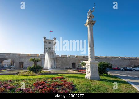 Puertas de Tierra Bastion und San Servando Statue (Saint Servatius) am Plaza De La Constitucion Square - Cadiz, Andalusien, Spanien Stockfoto