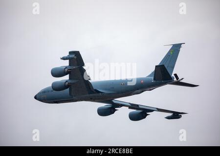 Fairford, Großbritannien. 14. Juli 2023. Die Leute fuhren vom RAF Fairford Air Tattoo nach Hause, da es am Eröffnungstag extrem nasse und anhaltende Regenfälle gab. Kredit: Keith Larby/Alamy Live News Stockfoto