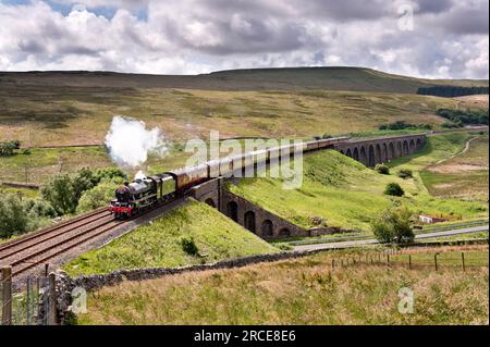 "The Dalesman" Dampf Special kreuzt Dandrymire Viaduct, Garsdale, auf der Settle-Carlisle-Bahn, auf dem Weg nach Carlisle. Stockfoto