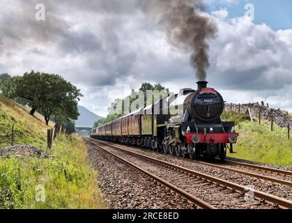"Der Dalesman" Dampfspezial, gesehen in Blea Moor auf der Settle-Carlisle-Bahn, auf dem Weg nach Carlisle. Der Ingleborough-Peak ist im Hintergrund zu sehen. Stockfoto