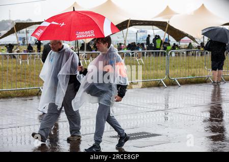 Fairford, Großbritannien. 14. Juli 2023. Die Leute fuhren vom RAF Fairford Air Tattoo nach Hause, da es am Eröffnungstag extrem nasse und anhaltende Regenfälle gab. Kredit: Keith Larby/Alamy Live News Stockfoto