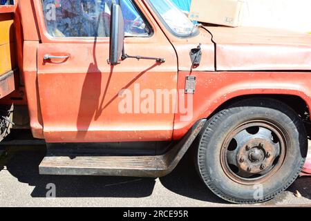 Ein alter chevrolet-Lkw für den Transport. Seitenansicht der roten Tür Stockfoto