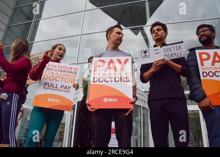 London, Großbritannien. 13. Juli 2023 British Medical Association (BMA) vor dem University College Hospital, während Ärzte in der Ausbildung beginnen ihre fünftägige Streik über Bezahlung. Stockfoto