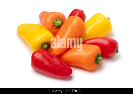 Ein Haufen frischer, kleiner, bunter Paprika, isoliert auf weißem Hintergrund Stockfoto