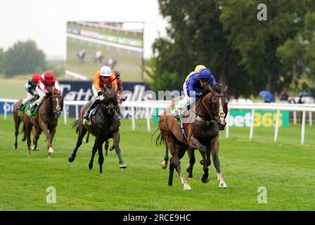 Lebe deinen Traum und Kevin Stott kommt nach Hause und gewinnt die Trophäe bet365 beim Festival Friday of the Boodles July Festival 2023 auf der Rennbahn von Newmarket. Bilddatum: Freitag, 14. Juli 2023. Stockfoto