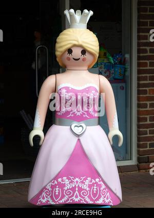 Eine riesige Playmobil-Prinzessin oder ein Queen-Model vor dem Spielzeugladen, Marlborough, Wiltshire, England, Großbritannien Stockfoto