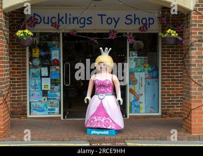 Eine riesige Playmobil-Prinzessin oder ein Queen-Model vor dem Spielzeugladen, Marlborough, Wiltshire, England, Großbritannien Stockfoto