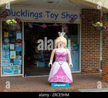 Eine riesige Playmobil-Prinzessin oder ein Queen-Model vor dem Spielzeugladen, Marlborough, Wiltshire, England, Großbritannien Stockfoto