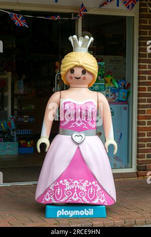 Eine riesige Playmobil-Prinzessin oder ein Queen-Model vor dem Spielzeugladen, Marlborough, Wiltshire, England, Großbritannien Stockfoto