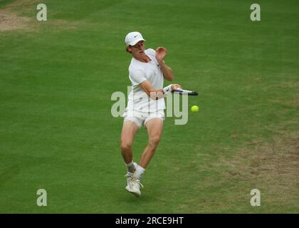 London, England: 14. Juli 2023; All England Lawn Tennis and Croquet Club, London, England: Wimbledon Tennis Tournament; Jannik Sünner (ITA) mit einem Vorsprung auf Novak Djokovic (GBR) Stockfoto